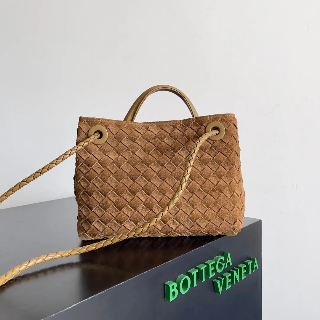 The 2023 new Andiamo batch of 1960 BV has been shipped‼ ️Really popular🔥The new Andiamo woven handbag launched by Bottega Veneta this season is really popular all over the world! ! Celebrities at home and abroad have worn it, and Oscar-winning actress Michelle Yeoh has taken it out on the street. Song Jia, Trai Yara, Yu Feihong, Sanji Ayaka, Rosie Hunting-Whiteley, Yoshioka Riho, etc. have all picked up this bag. It is classic and versatile, showing off its temperament, and the bag capacity is also large, which is very convenient for daily commuting! ! A variety of carrying methods, the shoulder straps can be adjusted by yourself, the original lambskin feels soft and delicate, and the neutral style is made to break gender boundaries and bring a more practical and longer-lasting use experience. Andiamo, which has both elegant and casual styles, perfectly interprets the true appearance of "fashionable old money style". Style number: 743568 (suede) Size: 25*22*10.5cm